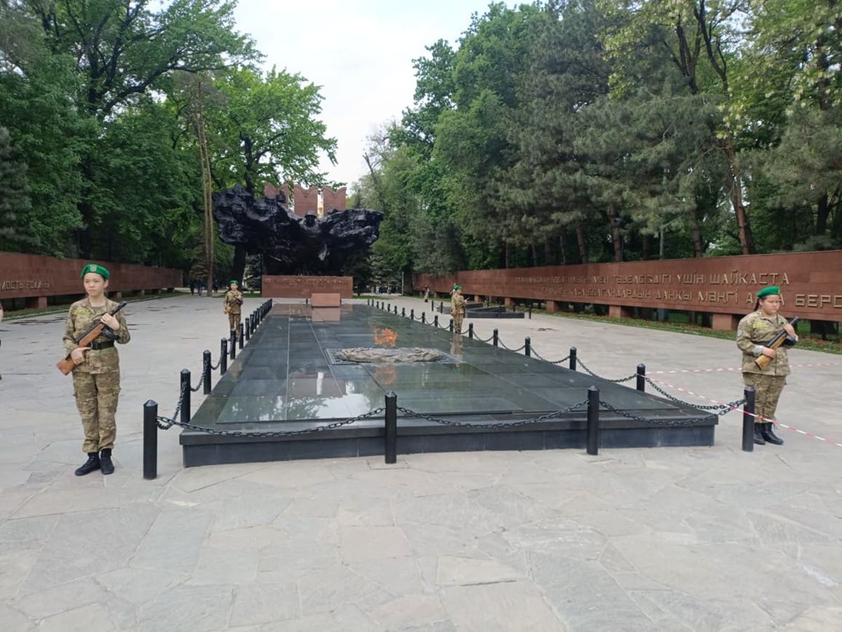 Волонтеры на карауле в Вечного огня