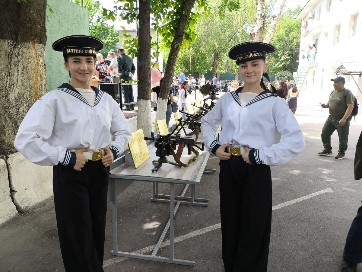 девочки в форме моряков
