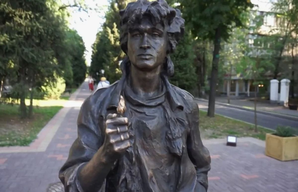Памятник Виктору Цою в Алматы