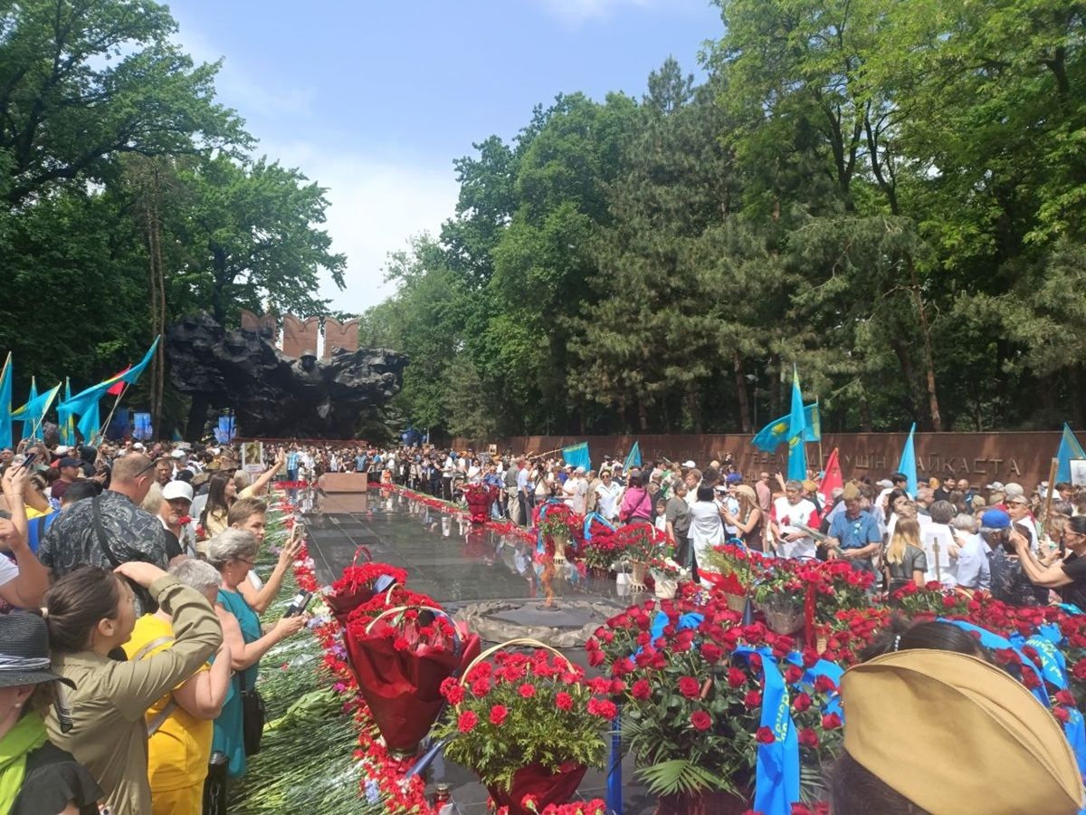 у Вечного огня в Алматы