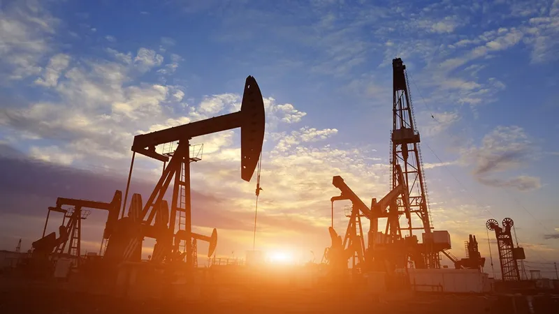 Кыргызстан обсуждает с Китаем строительство НПЗ и нефтепровода