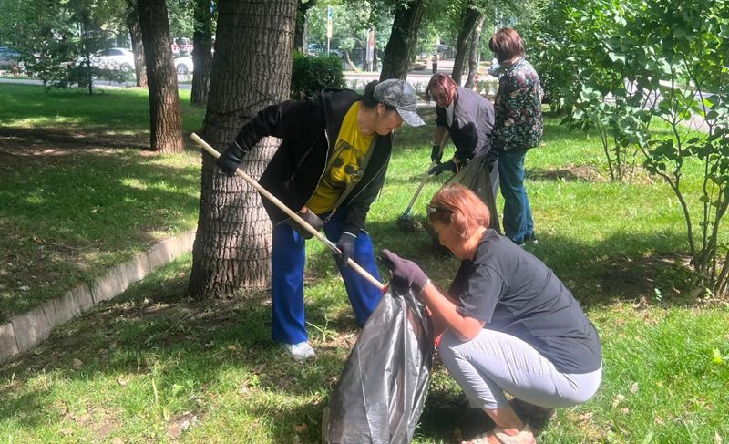 В Алматы во время субботника вывезли более 900 кубометров мусора