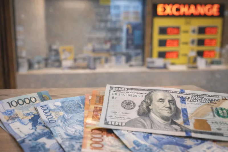 Тенге немного укрепился после роста доллара накануне