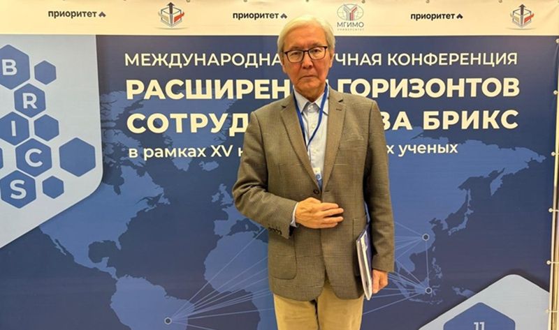 Рустем Курмангужин во время обсуждения международной политики и БРИКС
