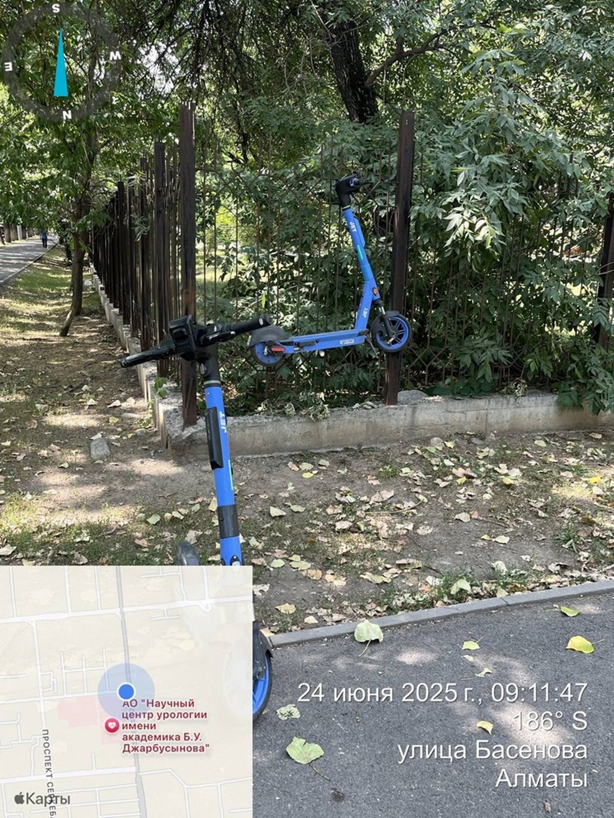 Электросамокат на заборе