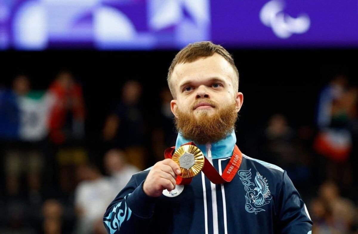 Паралимпийцы Казахстан Париж 2024 медали Давид Дегтярев параспорт - Cronos.Asia
