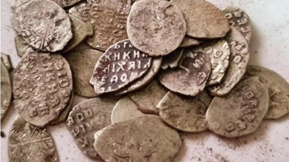 Клад 85 тысяч серебряных монет XVII века палаты Аверкия Кириллова Москва 2026 – Cronos.Asia
