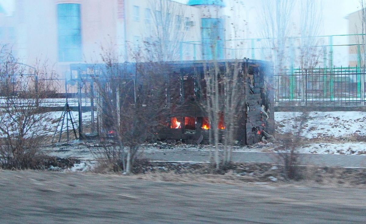 Горящий пункт полиции в Кызылорде