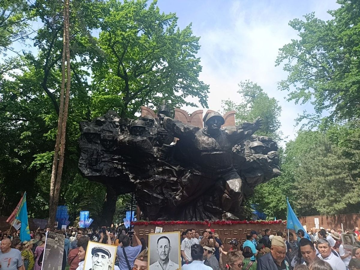 памятник героям в парке 28 гвардейцев-панфиловцев