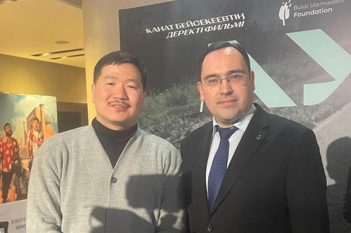 Каиржан Абдыхалыков с режиссером Канатом Бейсекеевым