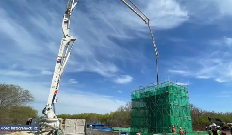 В Астане начали устанавливать новые опоры LRT