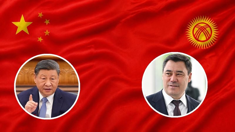 Си Цзиньпин и Садыр Жапаров на фоне флагов Китай и Кыргызстана