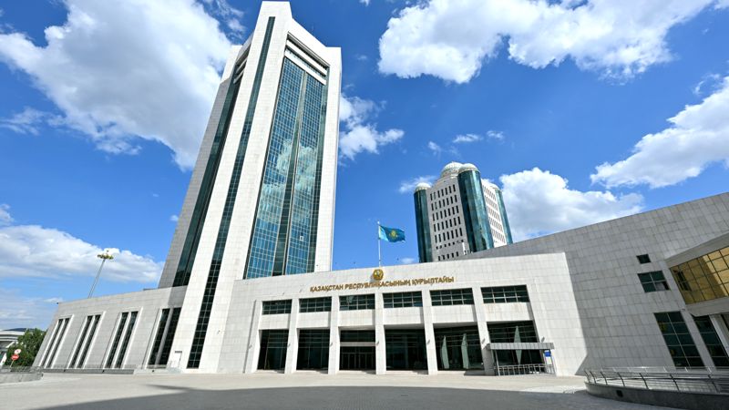 Один из депутатов воздержался от голосования.