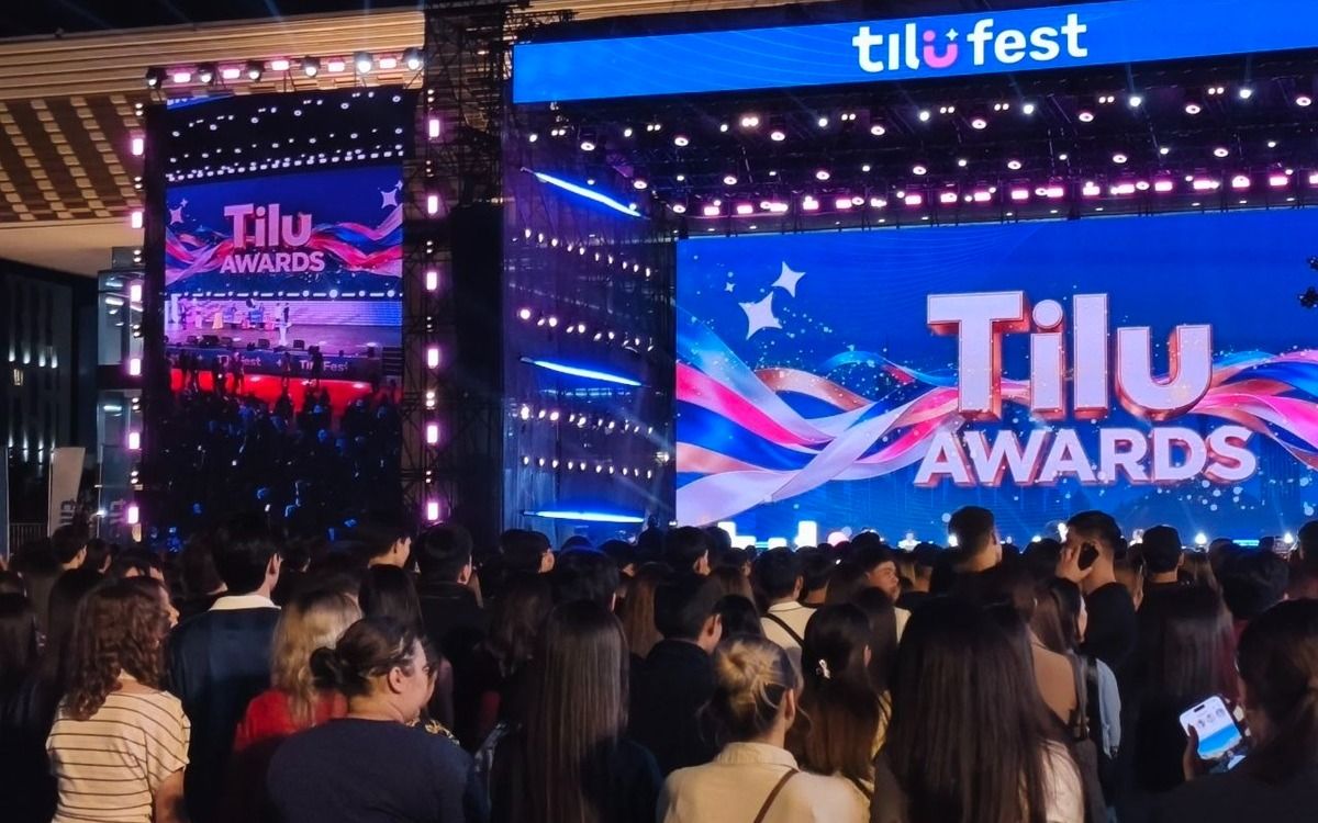 церемония Tilu Awards сцена талисман пингвин фото