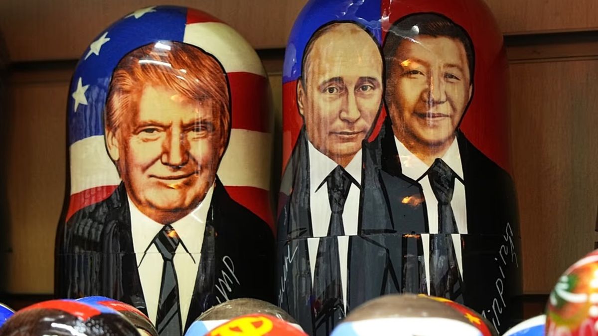 Матрешки с изображениями Трампа, Путина и лидера Китая Си Цзиньпина в сувенирном магазине в Санкт-Петербурге, Россия, четверг, 24 сентября 2026 года