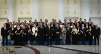Токаев наградил сотни казахстанцев ко Дню Республики