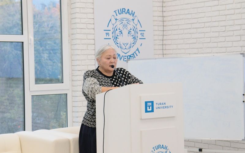 Философ Кульшат Медеуова читает лекцию о памяти в Казахстане
