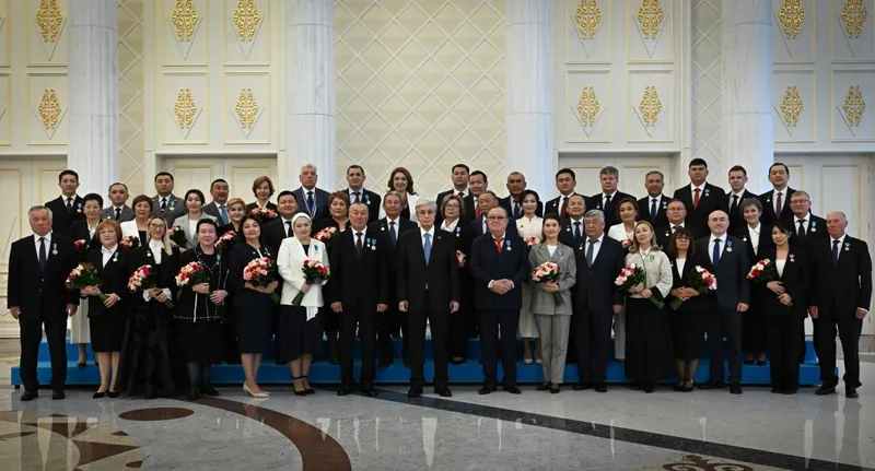 Токаев наградил сотни казахстанцев ко Дню Республики
