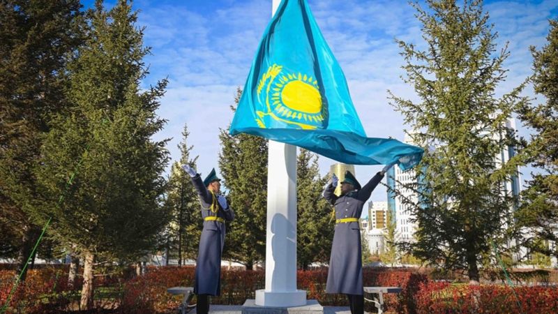 День Республики в Казахстане - поднятие флага